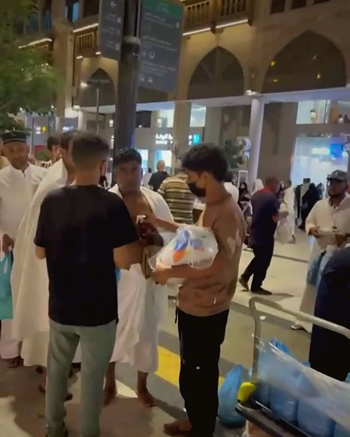 Hot meals handed to pilgrims by hand at Al-Haram in Makkah